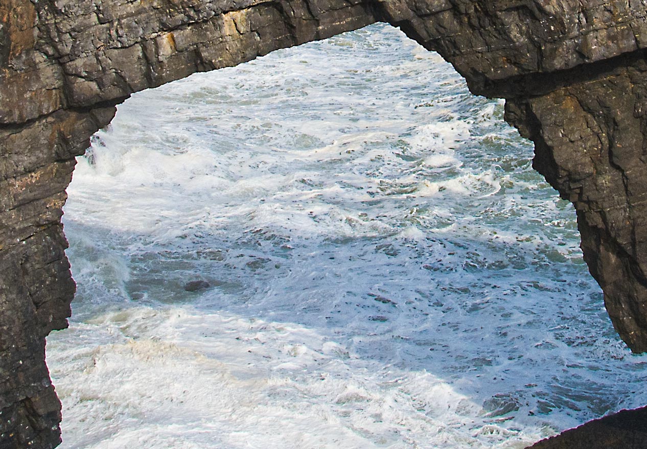 Green Bridge of Wales - Bogen mit Wasser