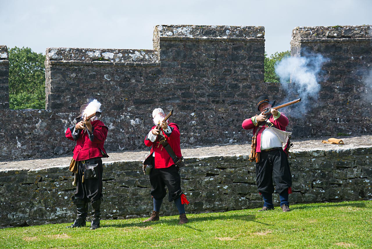Pembroke Castle - Männer beim schießen