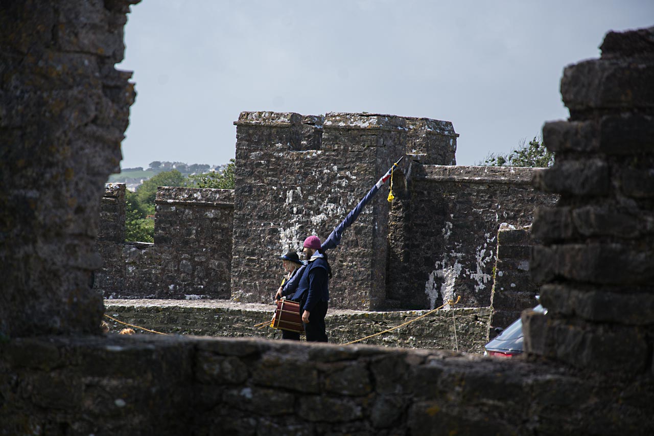 Pembroke Castle - Männer auf Mauer